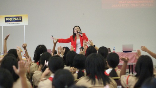 Coach Priska Sahanaya menjelaskan materi dengan presentasi yang interaktif bersama siswa-siswi SMP Santo Andreas. Sumber gambar: Dok. Pribadi.