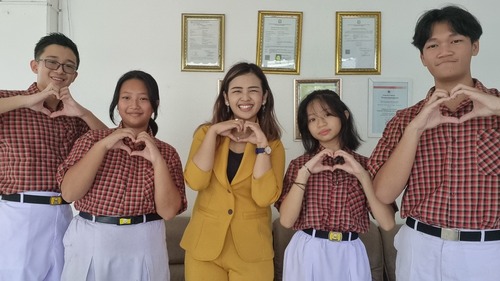 Foto kebersamaan Coach Priska Sahanaya bersama siswa-siswi SMP Hati Kudus. Sumber gambar: Dok. Pribadi.