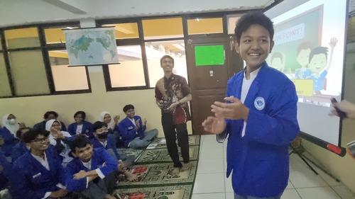 Salah satu siswa SMK 1 Barunawati yang mencoba mempraktikkan public speaking di depan kelas. Sumber gambar: Dok. Pribadi.