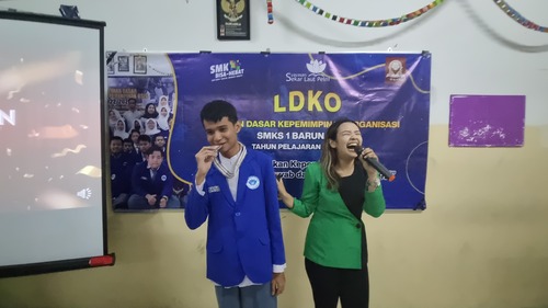 Coach Priska Sahanaya bersama siswa yang memenangkan medali dalam kegiatan workshop. Sumber gambar: Dok. Pribadi.