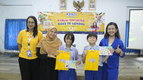 Coach Priska Sahanaya berfoto bersama siswa-siswi yang memenangkan lomba mewarnai yang disponsori oleh Agatis. Sumber gambar: Dok. Pribadi.