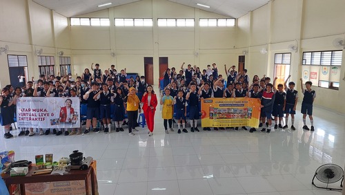 Kebersamaan Coach Priska Sahanaya dan Peserta Workshop Public Speaking di SD dan SMP Tarsisius 2. Sumber : Dokumen Pribadi.