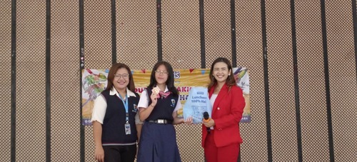 Coach Priska Sahanaya bersama salah satu guru dan siswi yang menjadi pemenang di SMP Tarsisius 2. Sumber : Dokumen Pribadi.