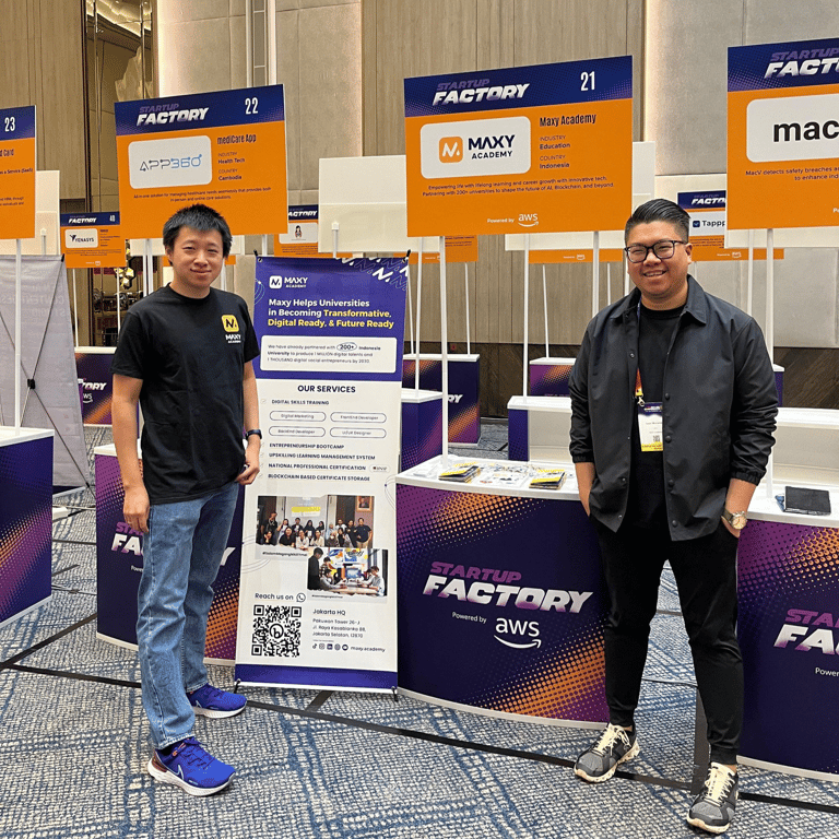 CEO & CTO Maxy Academy berpose dengan booth Maxy Academy di TechInAsia Kuala Lumpur, Malaysia