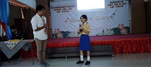 Potret seorang siswi SD Holy Angels yang sedang mempraktekkan teknik public speaking. Sumber : dokumentasi pribadi. 