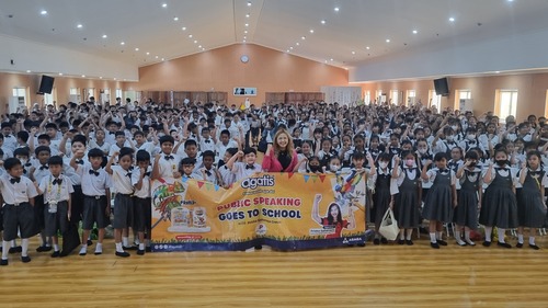 Foto kebersamaan Coach Priska Sahanaya bersama murid SD Cinta Kasih Tzu Chi. Sumber gambar: Dok. Pribadi.