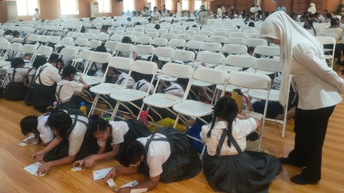 Murid SD Cinta Kasih Tzu Chi mengikuti lomba mewarnai yang disponsori Agatis. Sumber gambar: Dok. Pribadi.