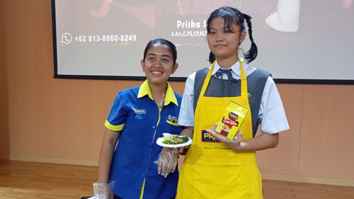 Murid SMP Cinta Kasih Tzu Chi dalam kegiatan demo masak bersama Pronas. Sumber gambar: Dok. Pribadi