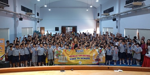 Foto kebersamaan Coach Priska Sahanaya bersama para murid dan guru SD Katolik Abdi Siswa Taman Aries. Sumber gambar: Dok. Pribadi.