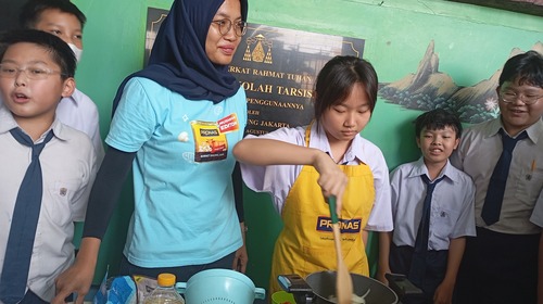 Foto Keseruan Peserta SMP Tarsisius 1 di Sesi Memasak Bersama PRONAS. Sumber : Dok Pribadi