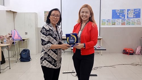 Pemberian plakat pada Coach Priska Sahanaya yang telah mengadakan workshop public speaking di SD Kasih Immanuel Taman Surya. Sumber gambar: Dok. Pribadi