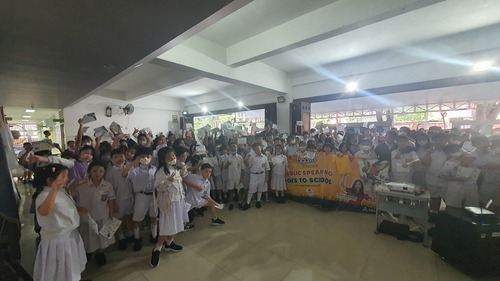 Foto Kebersamaan Caoch Priska Sahanaya Bersama Peserta Workshop di SD Don Bosco 2. Sumber : Dok Pribadi.