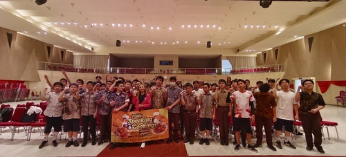 Potret Coach Priska Sahanaya bersama para siswa SMA PAH TSUNG (sumber: dokumentasi pribadi)