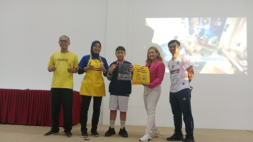 Coach Priska Sahanaya bersama Perwakilan Sponsor dan Siswa SMP Don Bosco 1 dengan poin tertinggi yang memenangkan medali. Sumber : Dok. Pribadi.