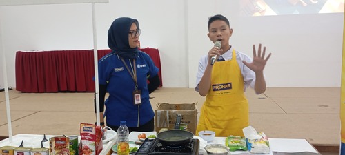 Sesi Memasak Siswa SMP Don Bosco 1 bersama PRONAS. Sumber : Dok Pribadi