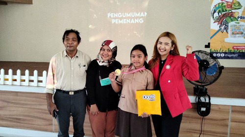 Potret penyerahan medali dan hadiah kepada kompetisi public speaking (sumber: dokumentasi pribadi)