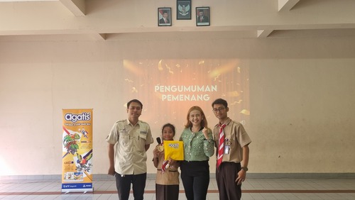 Foto Coach Priska Sahanaya bersama guru dan juga pemenang yang telah mengumpulkan poin terbanyak. Sumber : Dok Pribadi.