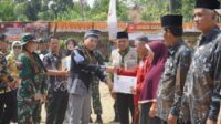 Pj. Bupati Jepara Edy Supriyanta bersama Dandim 0719/Jepara Letkol Arm Khoirul Cahyadi serta Forkopimda Kabupaten Jepara menyerahkan sejumlah bantuan kepada masyarakat di Desa Srikandang, Kecamatan Bangsri.