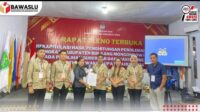 Foto saat penyerahan Dokumen hasil Pleno oleh KPUD kepada Bawaslu Bolmut.