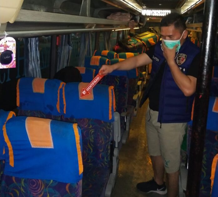 Diduga Sakit, Inafis Satreskrim Polres Musi Raras Sigap Lakukan Penanganan Korban Meninggal Dunia Penumpang Bus ALS