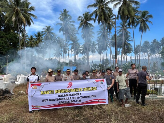 Sambut HUT Bhayangkara ke-79, Kapolsek Tutuyan Bersama Personel Bersihkan Tempat Ibadah