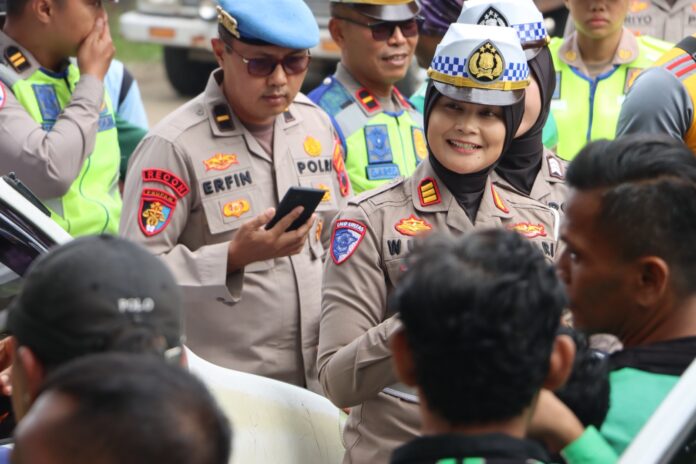Peringati Hari Bhayangkara ke-79 Satlantas PolresTegal Sosialisasi Tahu Aci Tegalan