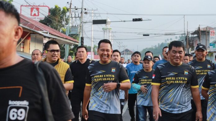 Polres Kotamobagu Bagikan Alsintan kepada Kelompok Tani Saat Jalan Sehat Hari Bhayangkara ke-79