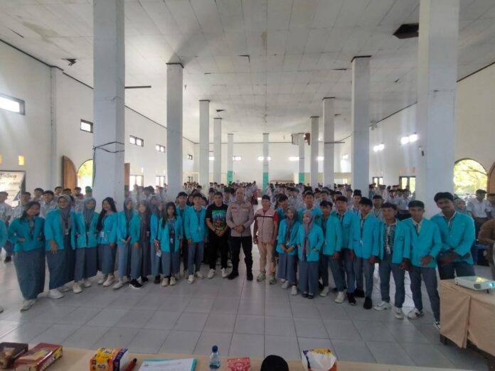 Satuan Binmas Polres Kotamobagu Gelar Penyuluhan Kamtibmas di SMK Cokroaminoto