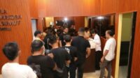 Petugas Ditresnarkoba Polda Sumut saat mengamankan puluhan pengunjung dari Diskotik Cafe Dukuh Indah (CDI), Desa Namo Rube Julu, Kecamatan Kutalimbaru, Deliserdang, dalam penggerebekan pada Kamis dini hari, 14 Agustus 2025. Sebanyak 35 orang diamankan, dan 27 di antaranya positif narkoba. Foto : Humas Polda Sumut