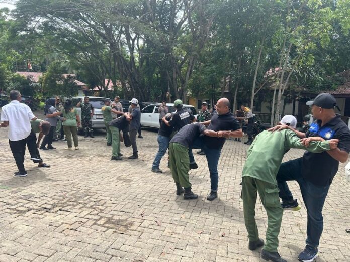 Tingkatkan Kemampuan Satkamling, Personel Linmas Dapat Pelatihan dari Sat Bimas Polres Kotamobagu