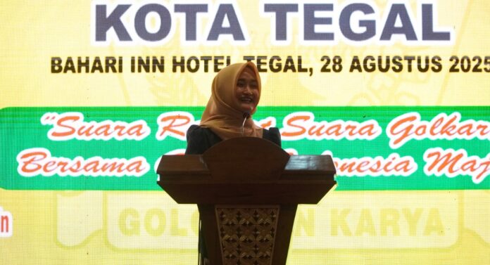 Mba Iin saat menyampaikan sambutan dalam pembukaan Musda XI DPD Partai Golkar Kota Tegal di Hotel Bahari Inn, Kamis, 28 Agustus 2025. (Foto: Agung)