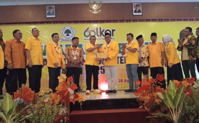Ketua DPD Golkar Kabupaten Tegal terpilih, Agus Solichin (tengah), menerima ucapan selamat dari Ketua DPD Golkar Jateng Mohammad Saleh (kiri) dan Bupati Tegal Ischak Maulana Rohman (kanan) usai Musda XI di Grand Dian Hotel Slawi, Kamis, 28 Agustus 2025. Foto : Agung