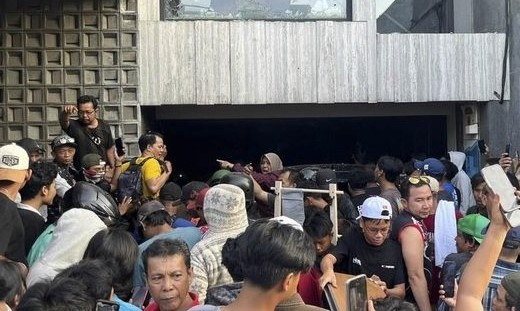 Kekacauan di rumah Ahmad Sahroni pasca-amuk massa yang mengacak-acak segala sesuatu di kediamannya. Sabtu, 30 Agustus 2025. Tanjung Priok, Jakarta Utara. Foto : Petrus