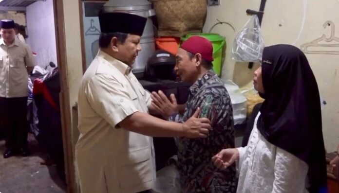 Gambar: Presiden Prabowo Datangi Rumah Duka Driver Ojol Affan Kurniawan, Peluk Orang Tua Almarhum, (29/8/2025).