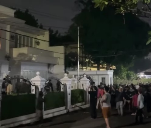 Uya Kuya berbicara kepada media terkait insiden penjarahan di rumahnya. Meski kaget, ia tetap menunjukkan sikap tegar dan ikhlas atas kejadian tersebut.