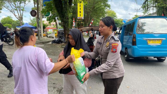 Polwan Polres Kotamobagu Gelar Gerakan Pangan Murah, Salurkan Beras Dengan Harga Dibawah Pasar