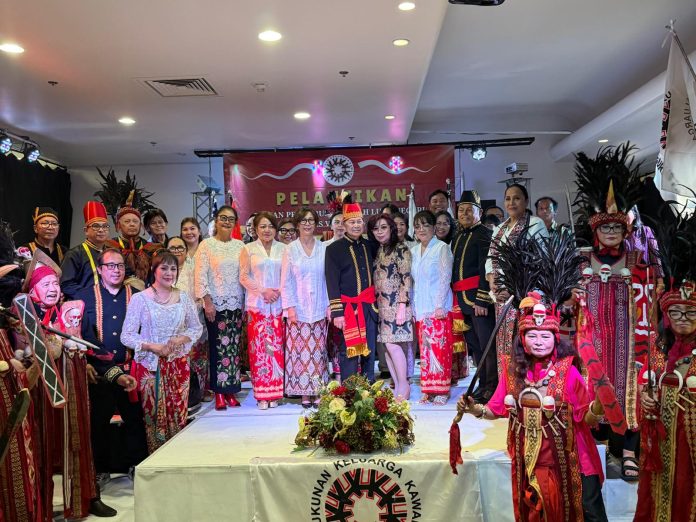 Para pengurus dan warga Kawanua foto bersama usai pelantikan yang digelar pada Sabtu, 23 Agustus 2025 di 3700 S Maryland Pkwy, Suite 525, Las Vegas, Nevada. Acara ini diwarnai tarian tradisional dan sajian kuliner khas Minahasa. Foto: Feybe