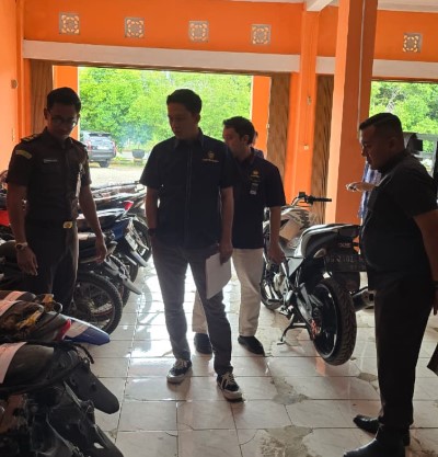 Petugas dari KPKNL Lahat bersama jajaran Kejari Musi Rawas melakukan pemeriksaan fisik terhadap kendaraan bermotor hasil rampasan negara di Gudang Barang Bukti Kejari Musi Rawas, Selasa, 30 September 2025. Survei ini mengungkap mayoritas barang dalam kondisi rusak berat. Foto : Zai
