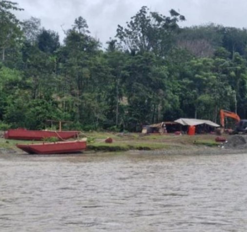 Ketua LANA, Teuku Laksamana, saat menyampaikan pernyataan sikap terkait dugaan tambang ilegal milik PT Kooperasi Putra Putri Aceh di Sarah Jagong, Desa Tutut, Kecamatan Sungai Mas, Kabupaten Aceh Barat, pada Senin, 20 Oktober 2025. (Foto: Dokumentasi LANA)
