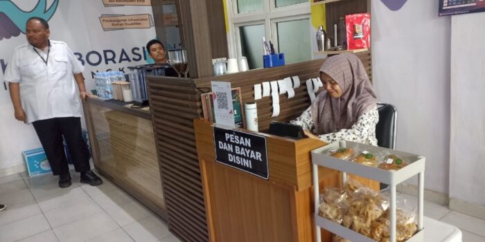 Kadis Sosial Langkat Topik saat menjelaskan program pemberdayaan anak rehabilitasi melalui Coffee Laborasi di ruang kerjanya, Rabu (22/10/2025). (Foto: ND)