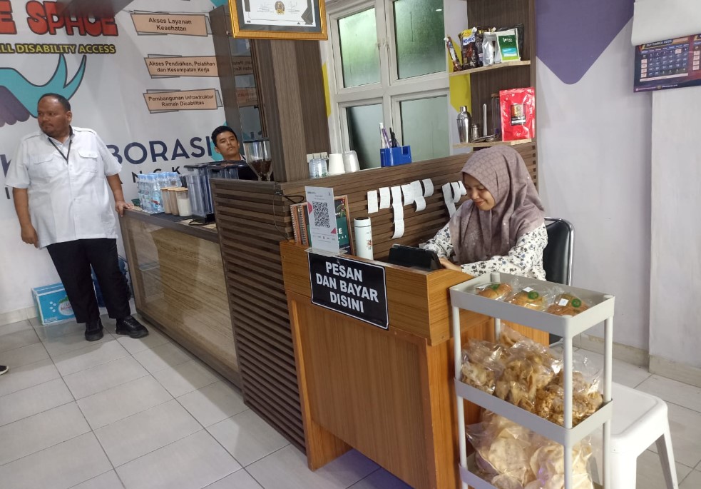 Kadis Sosial Langkat Topik saat menjelaskan program pemberdayaan anak rehabilitasi melalui Coffee Laborasi di ruang kerjanya, Rabu (22/10/2025). (Foto: ND)