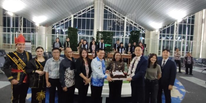 Wakil Gubernur Sulut Dr. Victor Mailangkay menyambut kedatangan penerbangan perdana Eastar Jet di Bandara Sam Ratulangi Manado, Senin, 27 Oktober 2025. Foto: Diskominfo Sulut / Bidang Pariwisata Internasional.