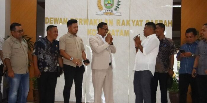 Sekretaris Komisi I DPRD Kota Batam, Anwar Anas, memaparkan kebijakan pro-rakyat Batam kepada anggota DPRD Kabupaten Padang Lawas, di Kantor DPRD Kota Batam, Selasa, 28 Oktober 2025. (Foto: DPRD Kota Batam)