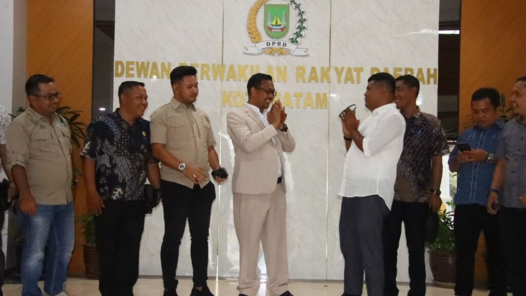 Sekretaris Komisi I DPRD Kota Batam, Anwar Anas, memaparkan kebijakan pro-rakyat Batam kepada anggota DPRD Kabupaten Padang Lawas, di Kantor DPRD Kota Batam, Selasa, 28 Oktober 2025. (Foto: DPRD Kota Batam)