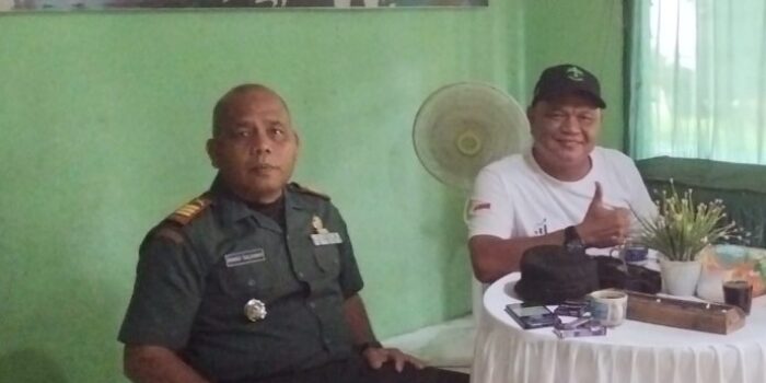 Humas PT Megalanik Garuda Kencana, Abdul Manaf (Lem Manaf), menyerahkan bantuan air mineral kepada Danramil 02/Woyla Letnan Inf Ahmad Sulaiman dalam acara purna tugas di halaman Kantor Koramil 02/Woyla, Kamis, 30 Oktober 2025. Foto: Tousi