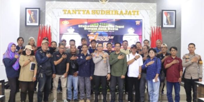 Kapolres Tegal AKBP Bayu Prasatyo menyerahkan piagam penghargaan kepada Ketua PWI Kabupaten Tegal, M. Fatkhurohman, disaksikan Ketua IWO Achmad Sholeh, dalam acara silaturahmi Polres Tegal bersama insan media di Gedung Tantya Sudhirajati, Rabu (29 Oktober 2025).