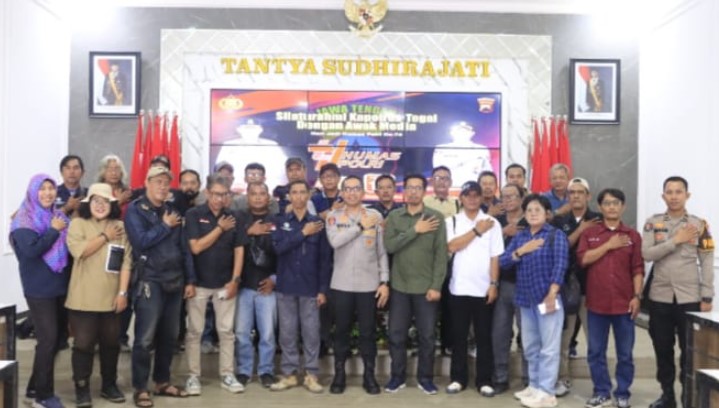 Kapolres Tegal AKBP Bayu Prasatyo menyerahkan piagam penghargaan kepada Ketua PWI Kabupaten Tegal, M. Fatkhurohman, disaksikan Ketua IWO Achmad Sholeh, dalam acara silaturahmi Polres Tegal bersama insan media di Gedung Tantya Sudhirajati, Rabu (29 Oktober 2025).