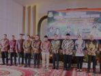 Gubernur Jambi H. Al Haris menyerahkan cenderamata kepada Dr. Hermon Dekristo, S.H., M.H. pada malam pisah sambut Kepala Kejaksaan Tinggi Jambi di Ballroom Prof. Dr. ST. Burhanuddin, Sentra Diklat Kejati Jambi, Selasa (4 November 2025). (Foto: Dok. Prokopim Tanjab Barat)