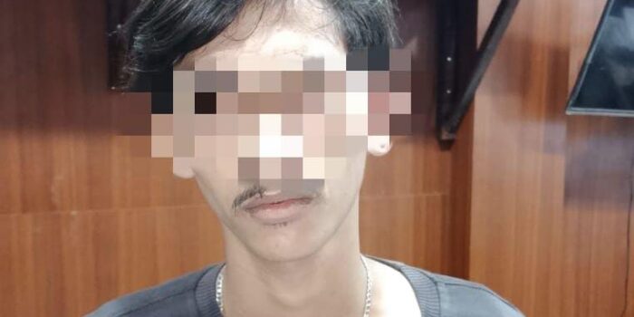 Tim Opsnal Satreskrim Polres Tanjung Jabung Barat menggiring MA, terduga pelaku curat, setelah penangkapan di Jalan Manunggal II, Kelurahan Tungkal II, Kecamatan Tungkal Ilir, Jumat malam, 14 November 2025. (Foto: Dokumentasi Polres Tanjab Barat/2025)