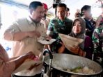 Presiden Prabowo tak Segan Mancicipi Makanan yang disediakan untuk Konsumsi Pengunsi korban Bencana Alamam di Aceh